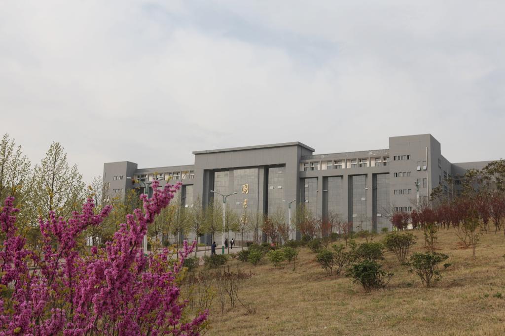 平顶山学院招聘_西校区风光(2)
